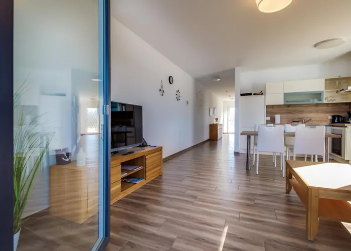 Lagovida Kapitaenskajuete F Am Stoermthaler غروسبونسنا